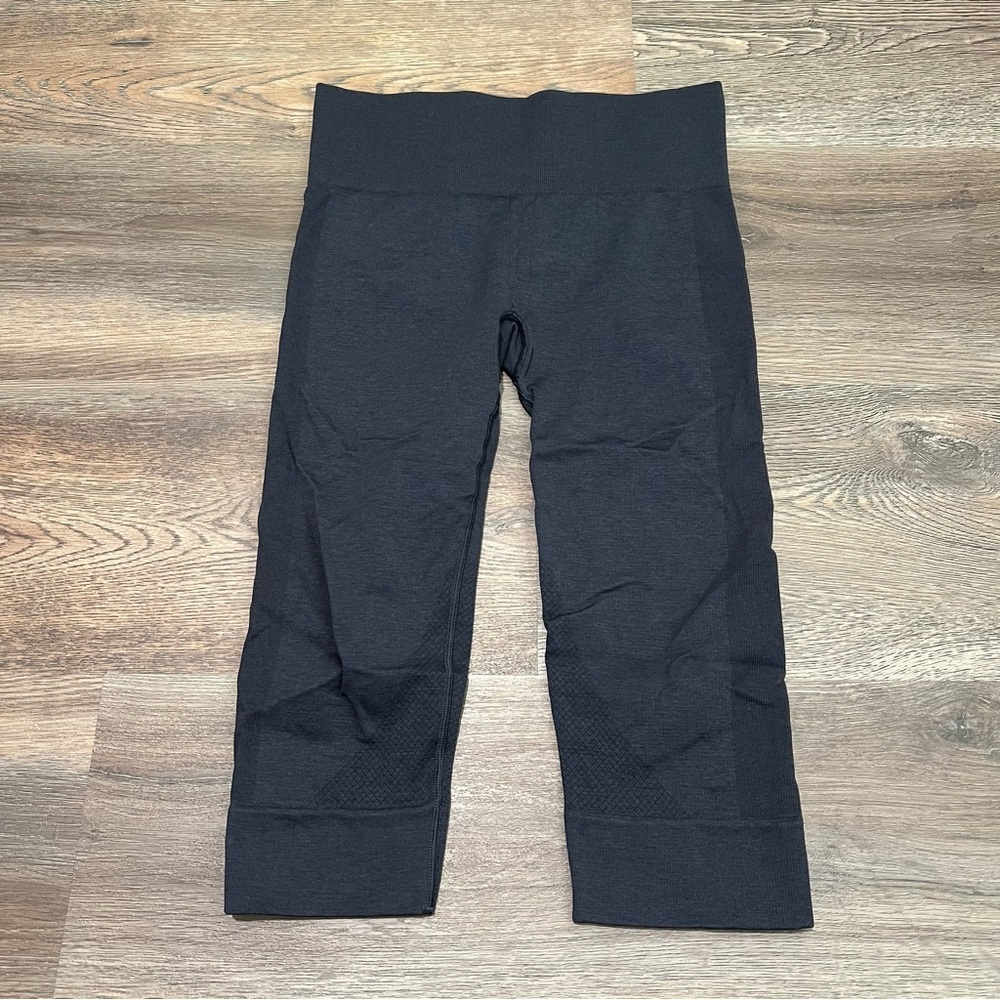 Lululemon Seamlessly Street Crop Capri Black 17” size Leggings